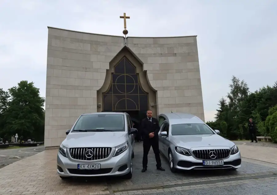 Karawany srebne, pracownik zakładu pogrzbowego Gabriel z Krakowa. W tle kościół.